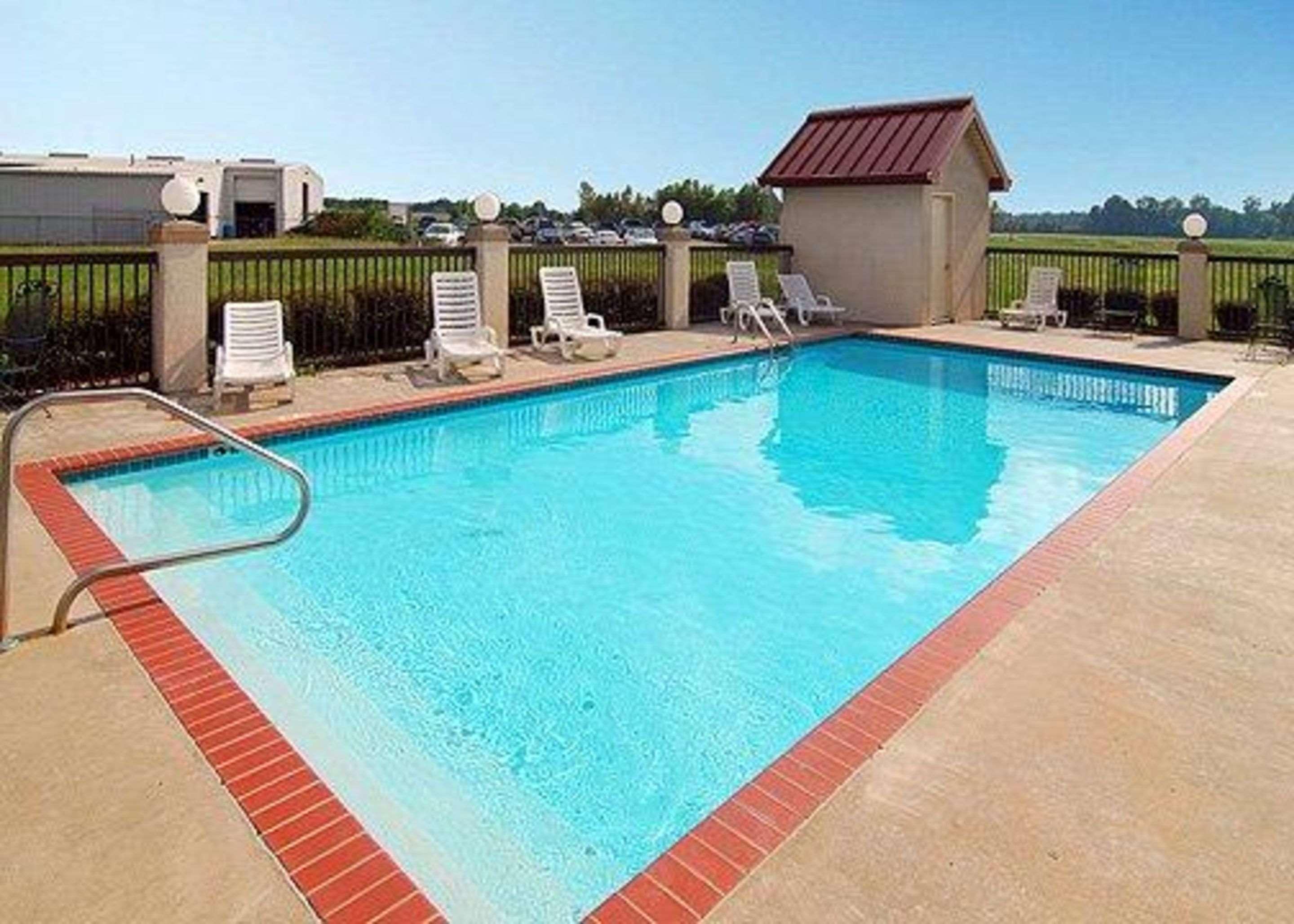 Quality Inn & Suites Pine Bluff Exteriör bild
