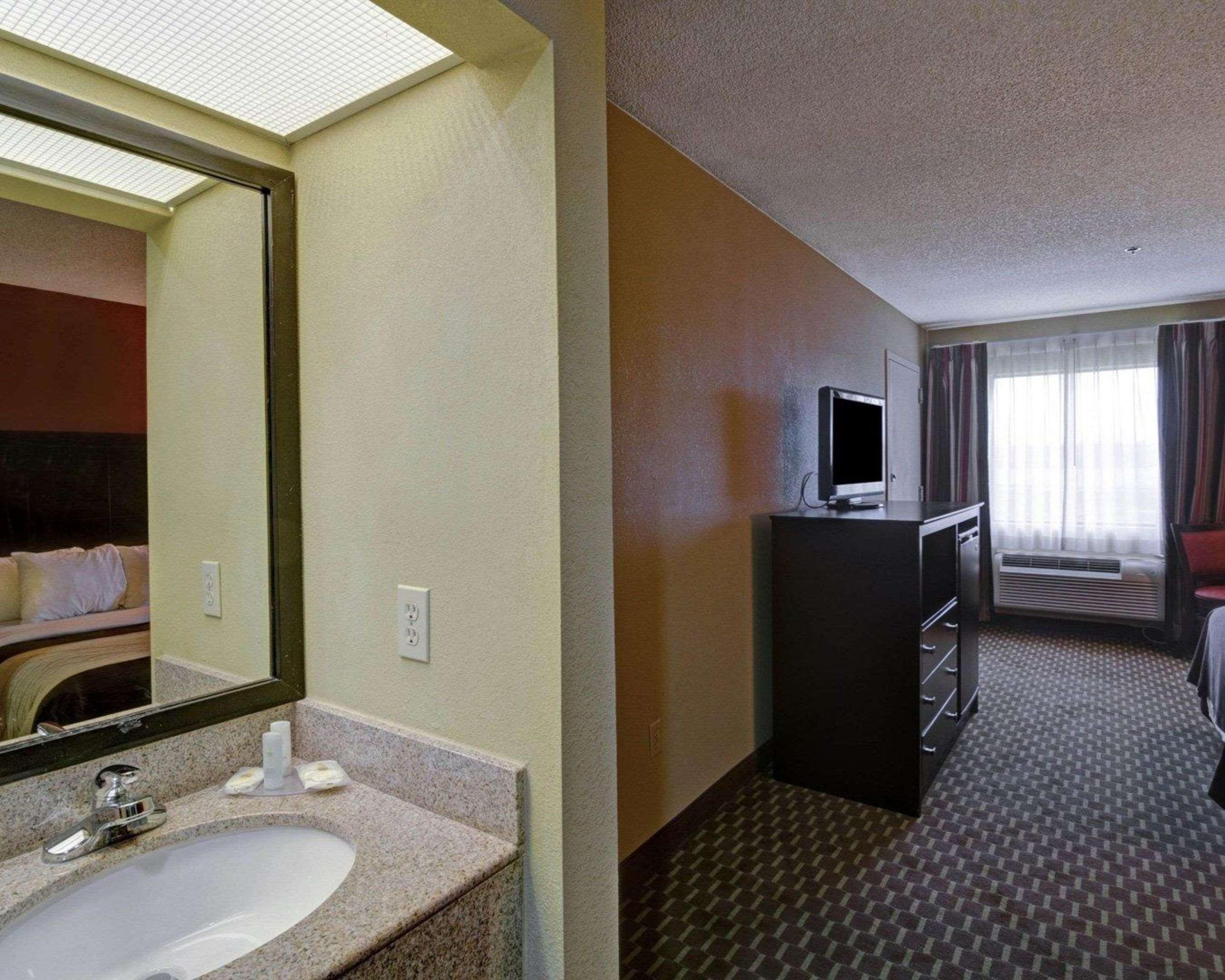 Quality Inn & Suites Pine Bluff Exteriör bild